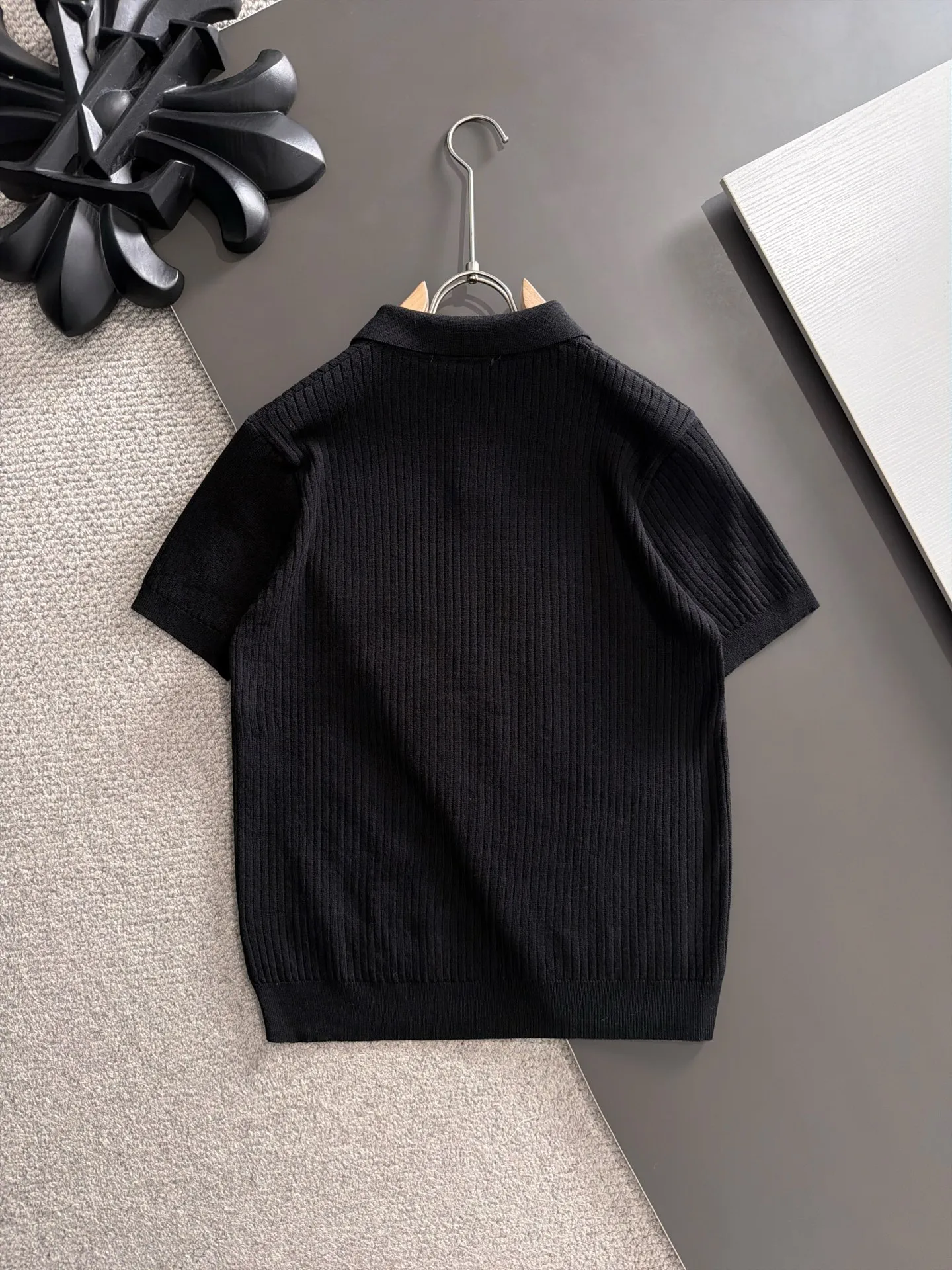 Next day shipment LP high quality Loro Piana 26ss New Arrival men's short-sleeved T-shirt Made of combed cotton yarn knitted cotton fabric, no pressure when entering and exiting the counter Exclusive control of raw materials It feels substantial when weighed, and the upper body is more textured than ordinary T-shirts. This texture can cope with the weather easily and is suitable for both hot and cold! Loose fit design, looks noble. The only correct version is available Size: M to XXXL